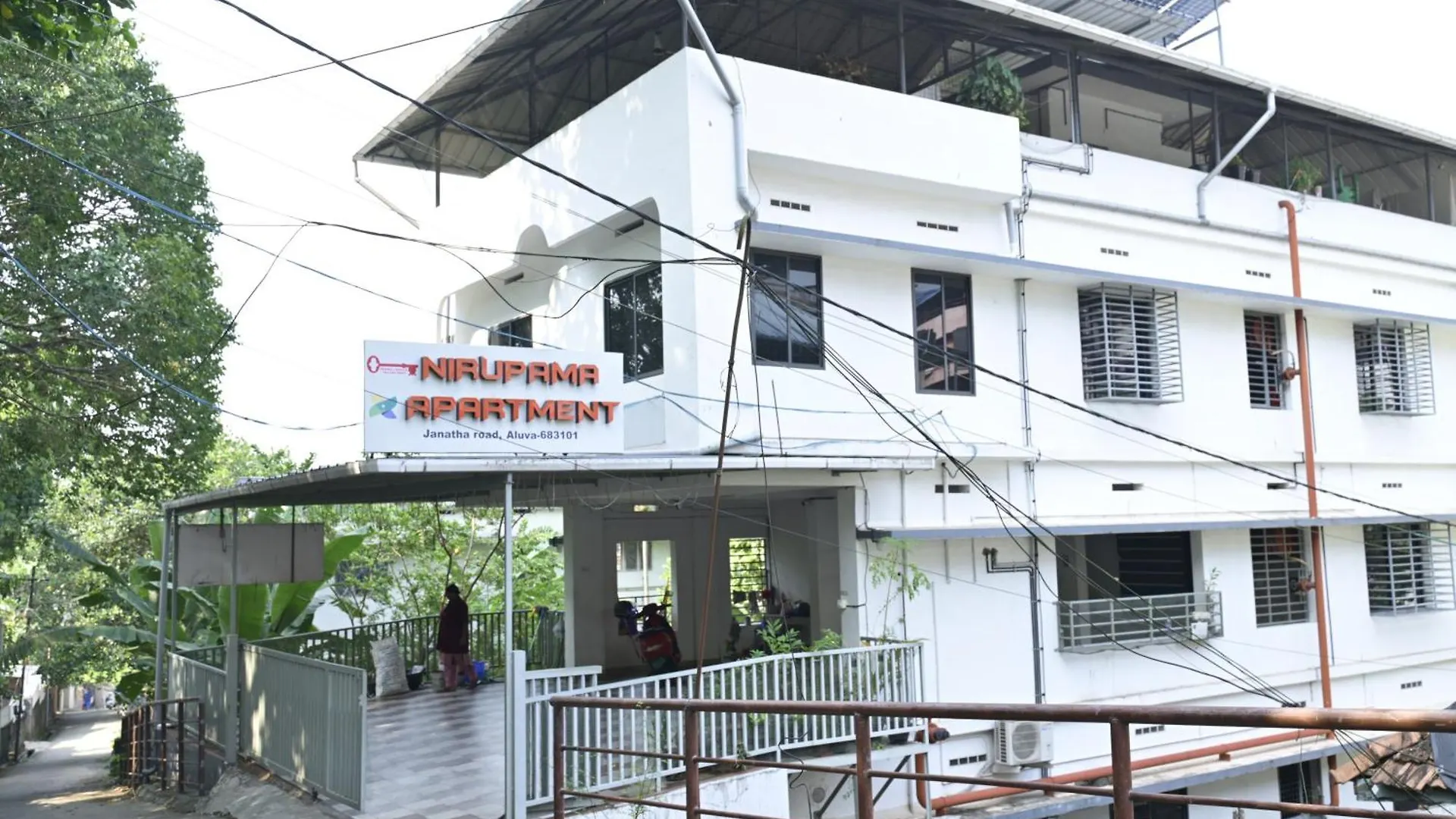 Nirupama,Hotel Aluva 700 Mtr From Aluva Railway Station Alwaye Hotel