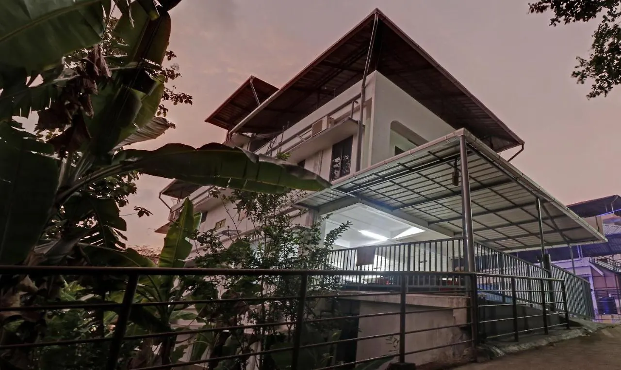 Nirupama,Hotel Aluva 700 Mtr From Aluva Railway Station Alwaye Hotel