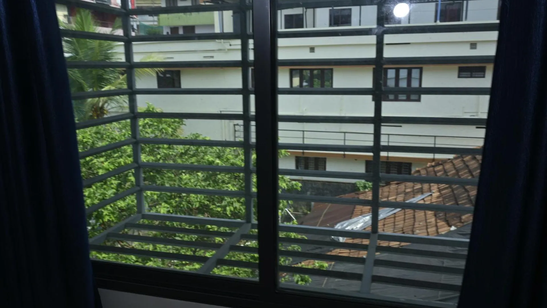 Nirupama,Hotel Aluva 700 Mtr From Aluva Railway Station Alwaye