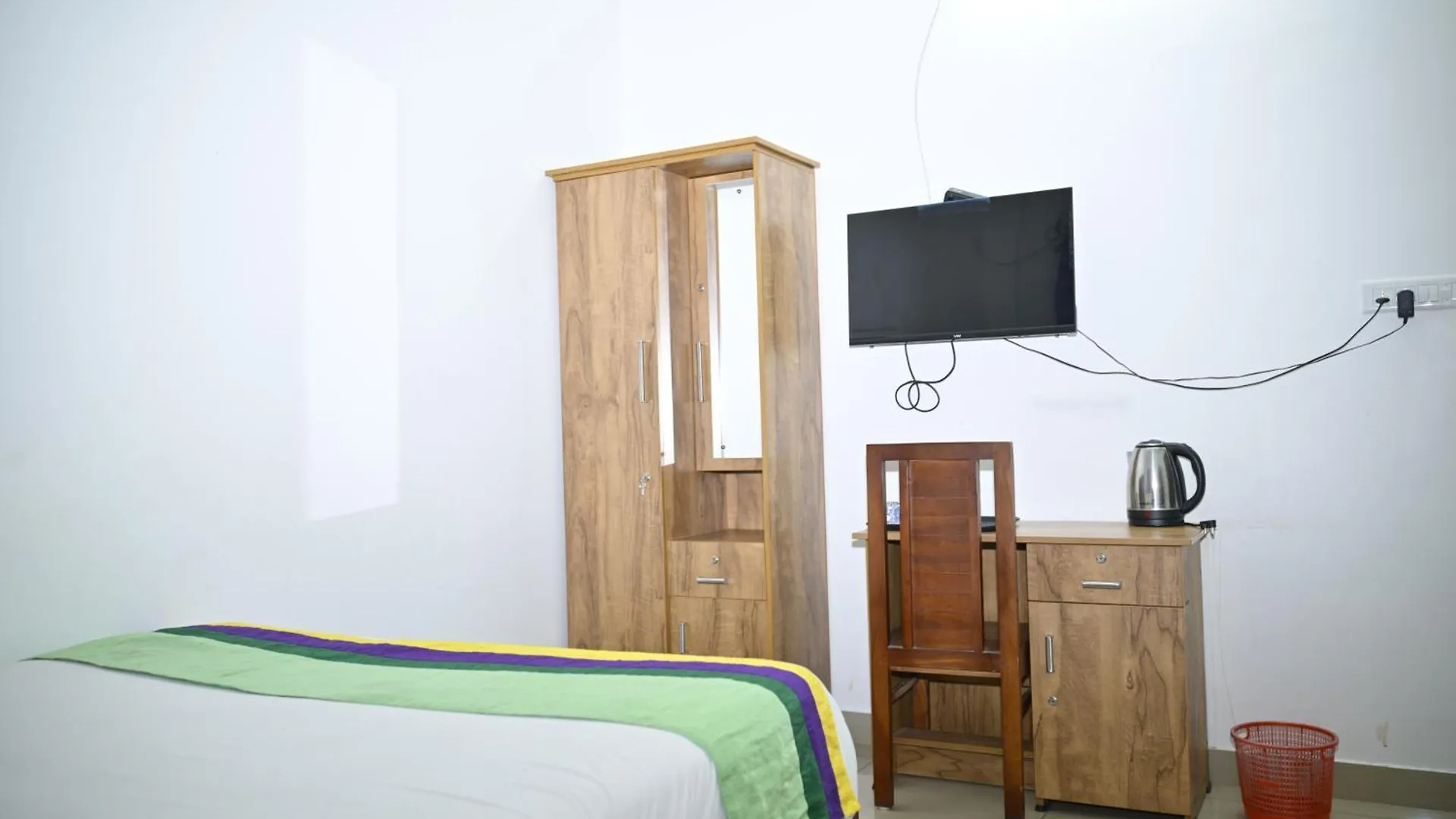 Hotel Nirupama,Hotel Aluva 700 Mtr From Aluva Railway Station Alwaye