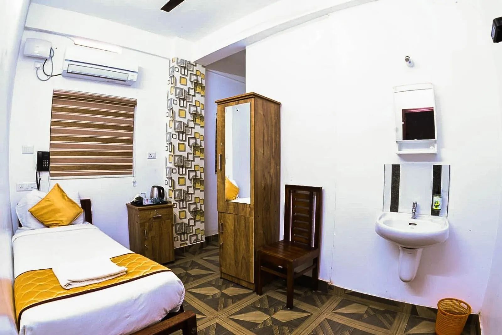 Nirupama,Hotel Aluva 700 Mtr From Aluva Railway Station Alwaye Hotel