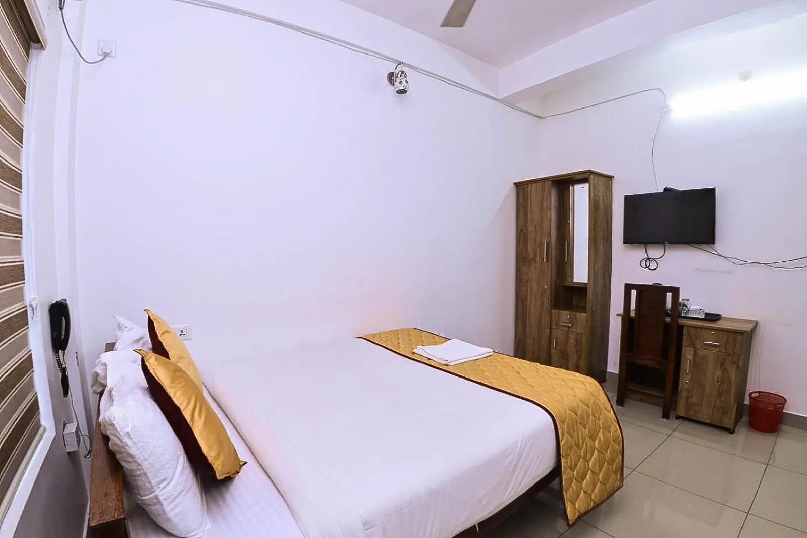 Nirupama,Hotel Aluva 700 Mtr From Aluva Railway Station Alwaye Hotel