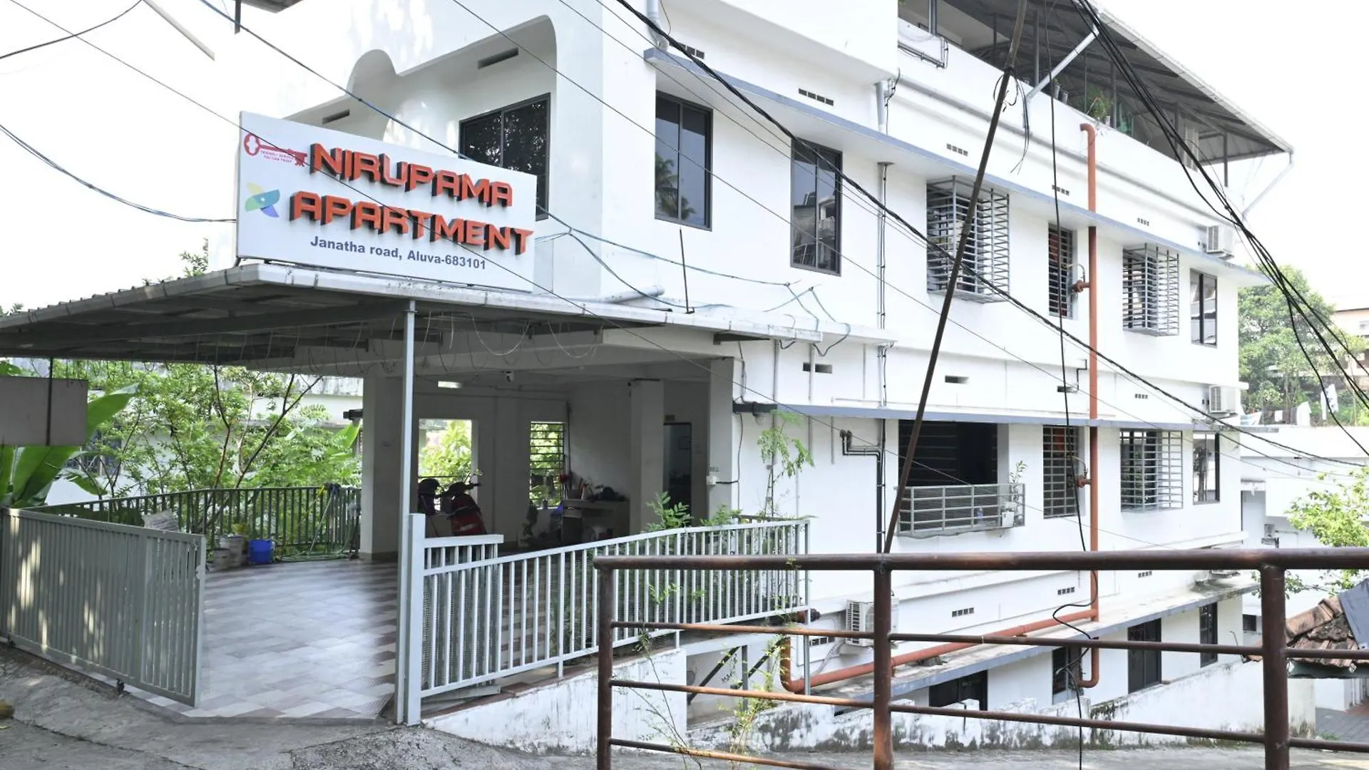 Nirupama,Hotel Aluva 700 Mtr From Aluva Railway Station location