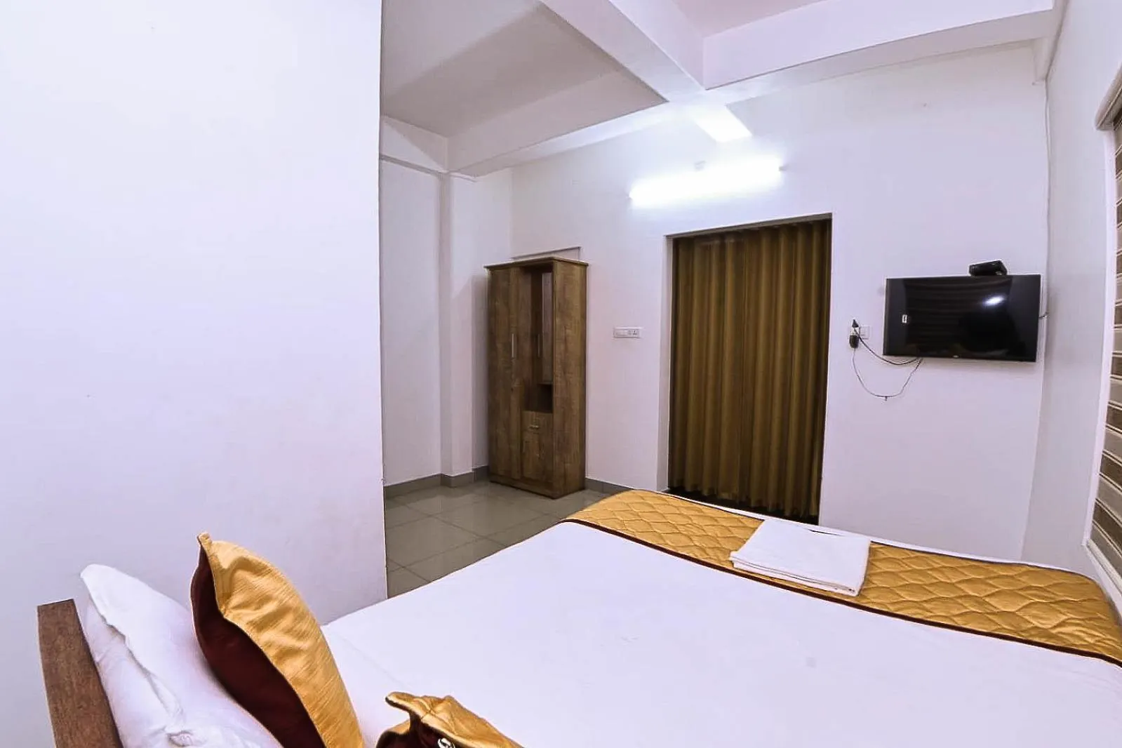 Nirupama,Hotel Aluva 700 Mtr From Aluva Railway Station Alwaye India